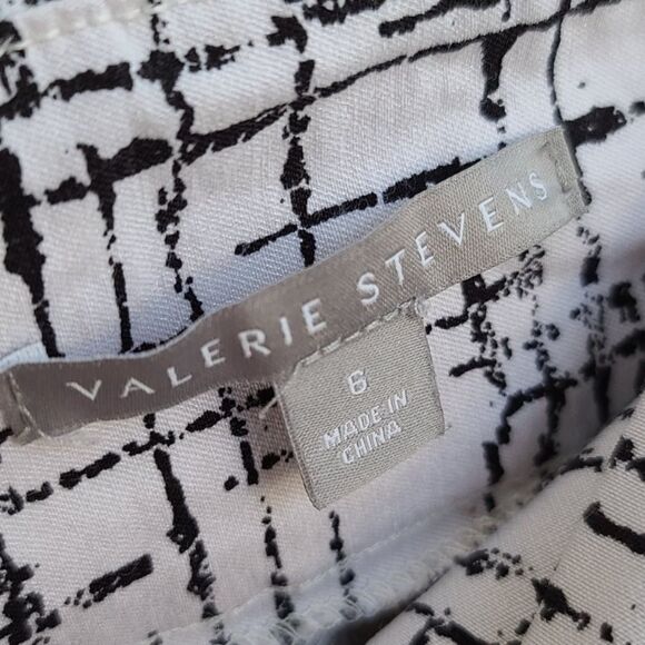 Valerie Steven's Stretchy White & Black  Capris - Picture 4 of 6